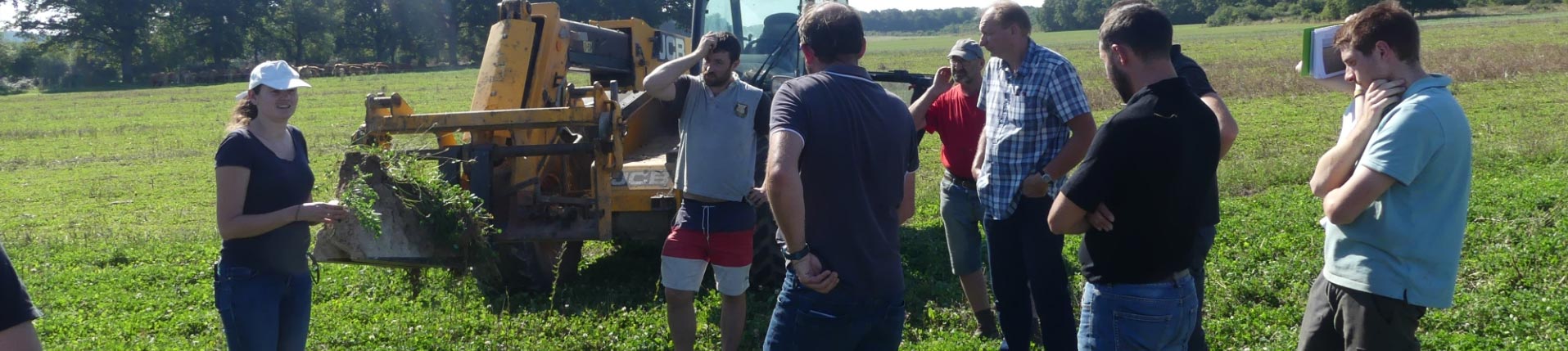 Photo-de-groupe-dans-un-champs-ASTRID-AGRI-CONSEIL---Conseil-indépendant-en-agronomie